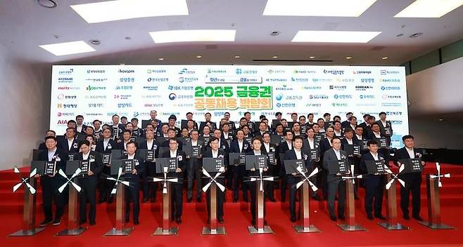 권대영 금융위원회 부위원장은 20일 오전 서울 동대문디자인플라자에서 개최한 2025 금융권 공동채용 박람회에 참석해 축사 후 구인기업과 구직자들을 격려했다. ⓒ금융위원회