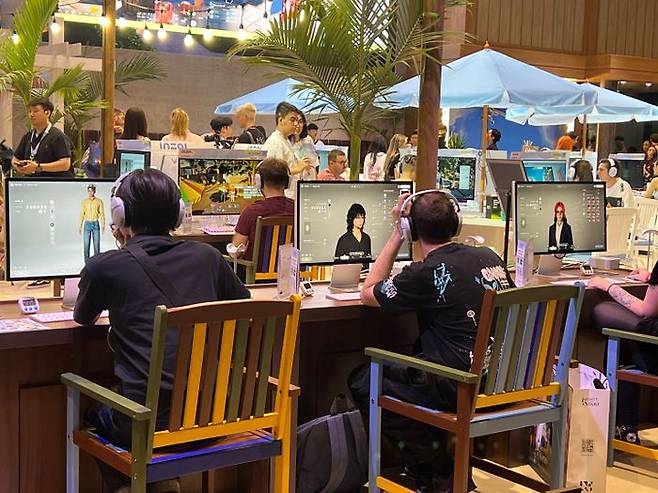 관람객들이 20일(현지시간) 독일 쾰른에서 개최된 '게임스컴 2025' 내 크래프톤 부스에서 '인조이'의 첫 DLC(다운로드 가능 콘텐츠) '섬으로 떠나요'를 시연하고 있다.ⓒ데일리안 이주은 기자