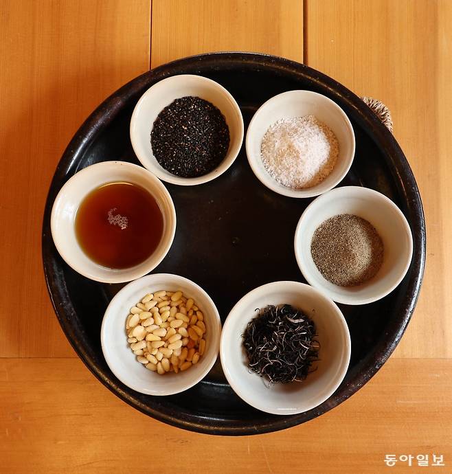 콩국수에 들어가는 자연이 주는 천연 재료인 검정깨. 잣, 죽염 등. 전영한 기자 scoopjyh@donga.com