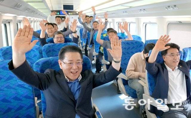 김영록 전남지사(앞줄 왼쪽)가 지난달 10일 전남 목포~보성 간 남해안 철도 영업 시험 운전 열차에 탑승해 관계자들과 환호하고 있다. 전남도 제공