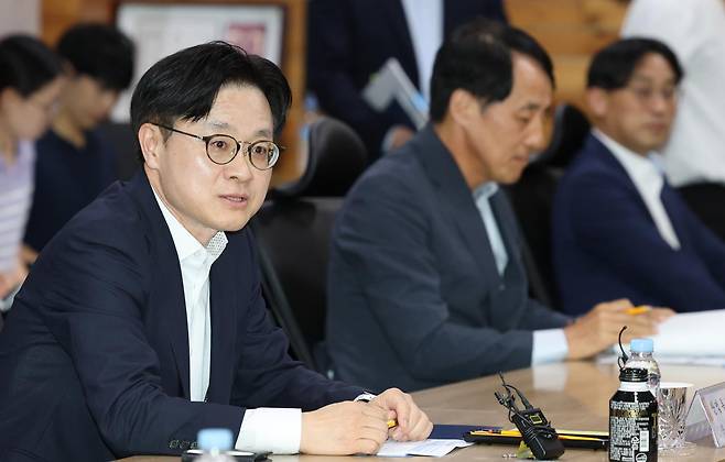 김정관 산업통상자원부 장관이 18일 충남 아산 디와이오토에서 열린 수출공급망 강화 금융지원 간담회에 참석해 인사말을 하고 있다. 2025.8.18/뉴스1