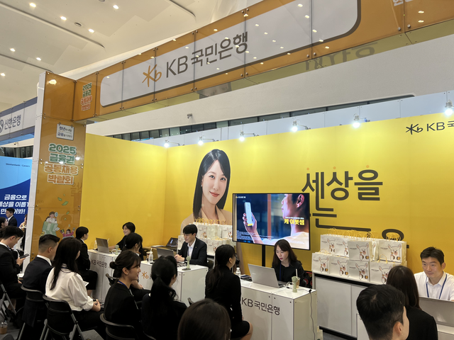 금융권 구직자들이 20일 서울 광희동 동대문디자인플라자(DDP)에서 열린 ‘2025 금융권 공동채용 박람회’ 에서 현장면접을 보기 위해 대기하고 있다. [@gnyu4 유진아 기자]