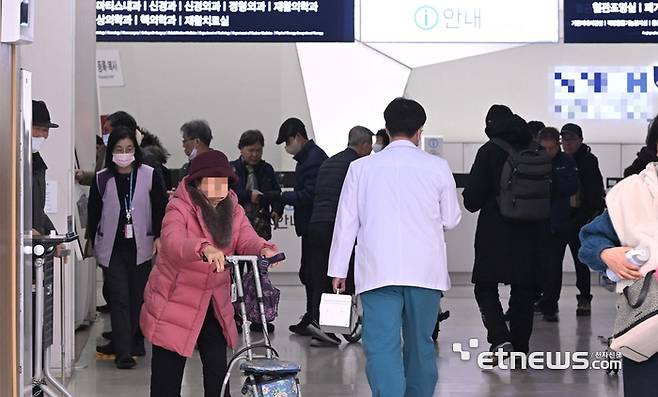 정부의 의대정원 확대 방침에 반발해 일어난 의정갈등이 오는 20일이면 전국 수련병원 전공의들이 집단사직(2024년 2월 20일)한 지 1년이 경과된다. 17일 서울시내 한 대학병원 모습. 박지호기자 jihopress@etnews.com