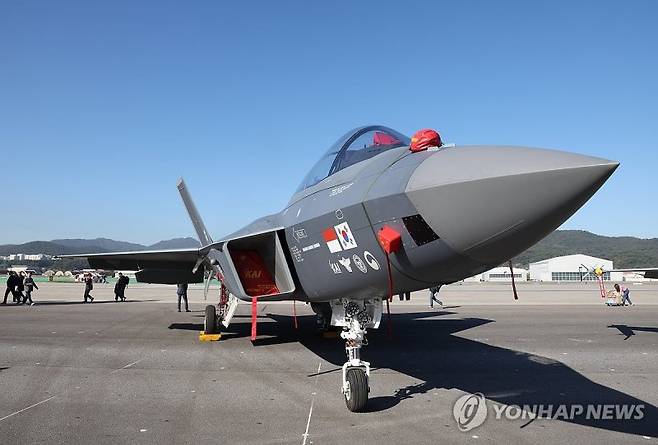 경기도 성남 서울공항에서 열린 '서울 아덱스(ADEX) 2023' 행사장에 국산 전투기 KF-21이 전시돼 있다. 연합뉴스