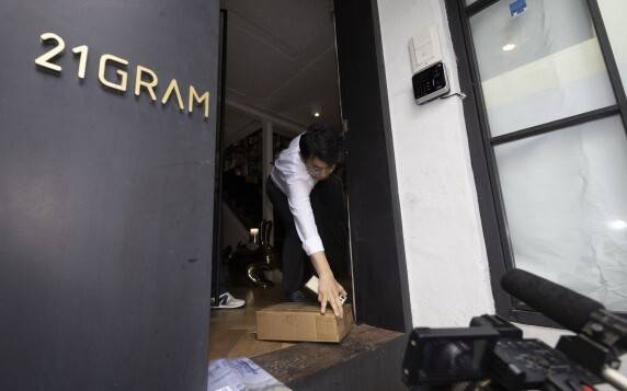 지난 13일 김건희 여사의 각종 의혹을 수사하는 민중기 특별검사팀이 대통령 관저 이전 문제를 주도했던 인테리어 업체 \\\'21그램\\\'에 대한 압수수색을 하고 있다. 공동취재사진