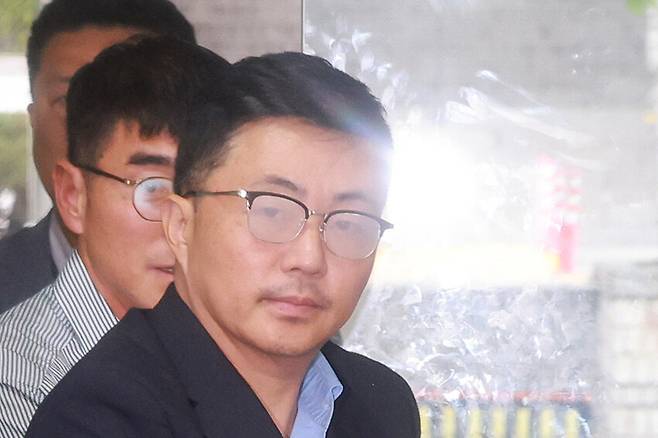 김건희 여사 일가의 ‘집사\'로 지목된 김예성씨가 15일 서울 서초구 서울중앙지법에서 열린 구속 전 피의자 심문(영장실질심사)에 출석하고 있다. 연합뉴스
