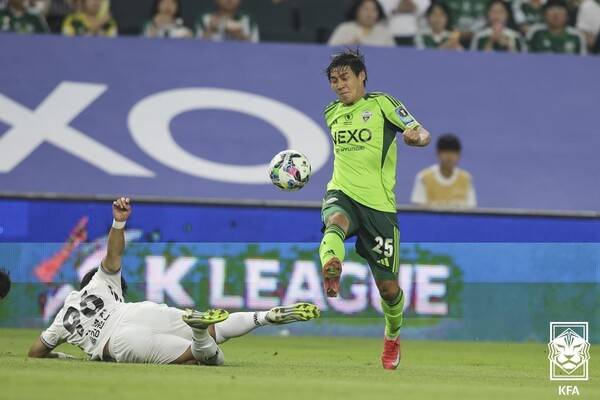 Choi Chul -soon of Jeonbuk Hyundai is fighting the ball in the match against Gangwon FC in the first leg of the Korea Cup semifinals held on the 21st. Provided by the Korean Football Association