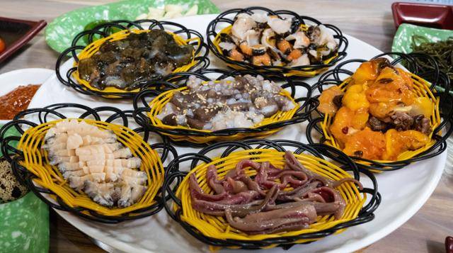 부산 기장군 대변리 해녀촌의 해물모둠.