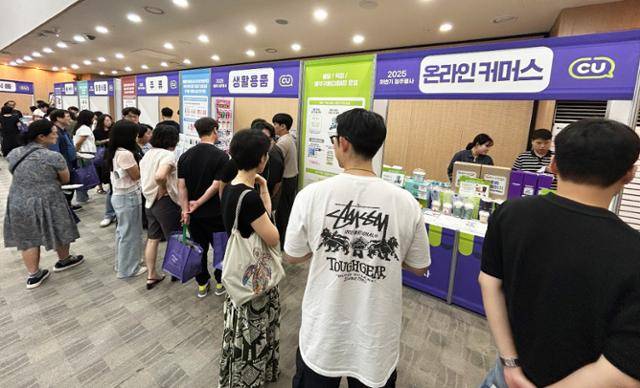 BGF리테일이 19일 서울 강남구 SC컨벤션센터에서 개최한 '2025 하반기 상품 컨벤션'에 참석한 편의점 CU 가맹점주들이 추천 상품을 시식하며 상품기획자(MD)들의 설명을 듣고 있다. BGF리테일 제공