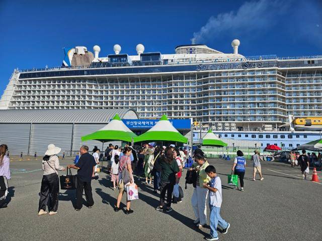 부산 동구 부산항국제여객터미널에 입항한 초대형 크루즈선박에서 내린 관광객이 관광에 나서고 있다. 부산항만공사 제공