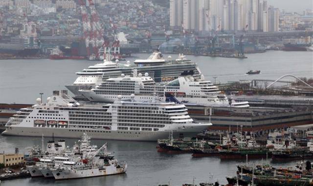 부산 동구 부산항국제여객터미널에 크루즈 선박 3대가 입항해 있다. 하루에 세 척 이상 동시에 부산항에 크루즈선이 들어온 경우도 4월에만 네 차례 있었다. 부산항만공사 제공