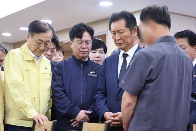 정청래(오른쪽 두 번째) 더불어민주당 대표와 김윤덕(맨 왼쪽) 국토교통부 장관, 김영훈(왼쪽 두 번째) 고용노동부 장관이 19일 경북 청도군 청도대남병원 장례식장에서 무궁화호 사고 사망자 유족에게 고개 숙여 인사하고 있다. 청도=연합뉴스