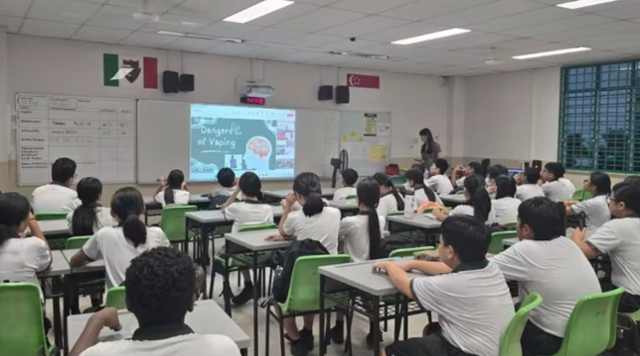 지난 4일 싱가포르의 한 학교에서 전자담배 위험성에 대한 교육이 이뤄지고 있다. CNA방송 캡처