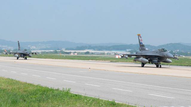 이륙에 앞서 지상 활주로에서 이동하고 있는 주한미군 F-16 전투기. 공군 제공