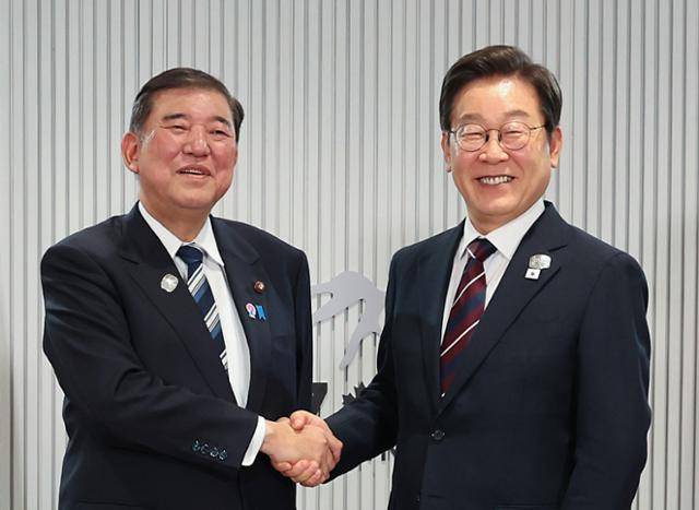 이재명 대통령이 6월 캐나다 앨버타주 캐내내스키스 주요 7개국(G7) 정상회의장에서 열린 한일 정상회담에서 이시바 시게루 일본 총리와 악수하며 기념촬영을 하고 있다. 앨버타=연합뉴스