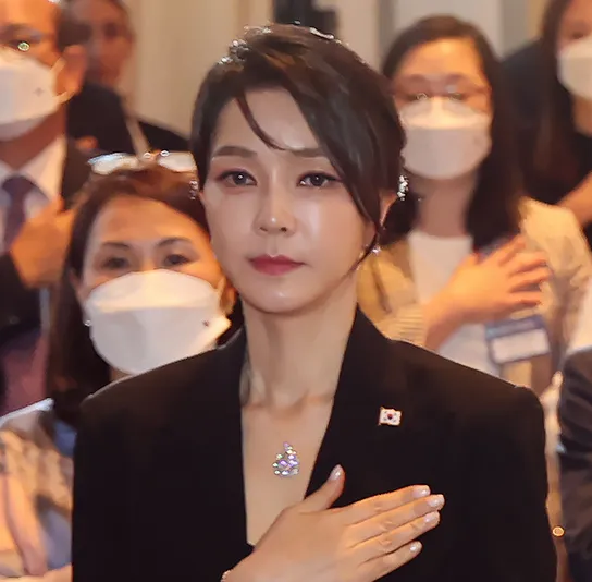 2022년 6월 29일 스페인 마드리드 만다린 오리엔탈 리츠호텔에서 열린 동포 만찬간담회에서 국민의례를 하는 김건희 여사가 반클리프 아펠 목걸이를 착용하고 있다. 연합뉴스