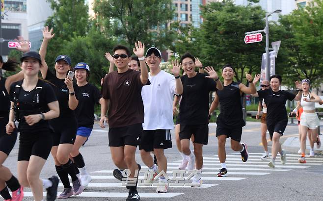 2025 런서울런 쉐이크아웃런 행사가 20일 오전 서울 마포구 할리스 연트럴파크점에서 열렸다. 참가자들이 러닝을 마치고 들어오고 있다. 서병수 기자 qudtn@edaily.co.kr /2025.08.20/