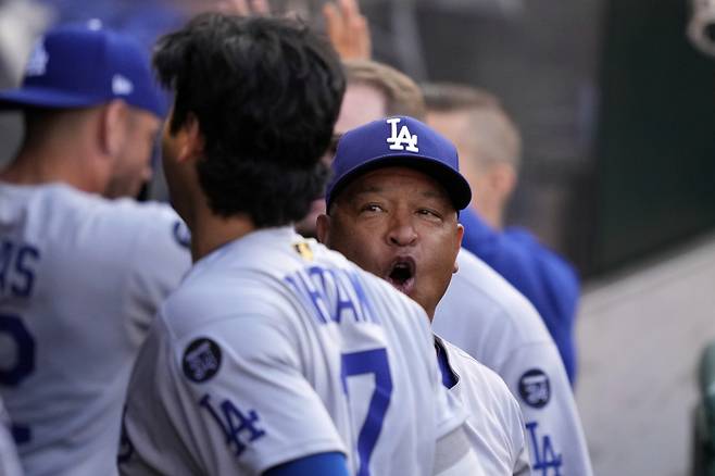 <yonhap photo-2981=""> Los Angeles Dodgers manager Dave Roberts, right, fires up Shohei Ohtani prior to a baseball game against the Los Angeles Angels, Tuesday, Aug. 12, 2025, in Anaheim, Calif. (AP Photo/Mark J. Terrill)/2025-08-13 12:41:08/ <저작권자 ⓒ 1980-2025 ㈜연합뉴스. 무단 전재 재배포 금지, AI 학습 및 활용 금지></yonhap>