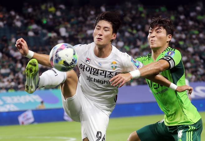 <yonhap photo-4780=""> '막을거야' (전주=연합뉴스) 정경재 기자 = 20일 전주월드컵경기장에서 열린 2025 하나은행 코리아컵 준결승 1차전 전북현대와 강원FC의 경기. 전북 박진섭이 강원 최병찬과 공을 다투고 있다. 2025.8.20 jaya@yna.co.kr/2025-08-20 19:52:53/ <저작권자 ⓒ 1980-2025 ㈜연합뉴스. 무단 전재 재배포 금지, AI 학습 및 활용 금지></yonhap>