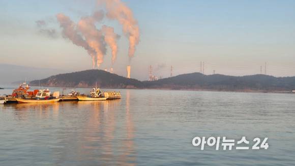 학암포에서 바라본 태안화력발전소. 온실가스 감축 목표를 달성하기 위해서는 석탄발전소 조기 폐쇄가 하나의 해법이 될 수 있다는 지적이 나온다.  [사진=정종오 기자]