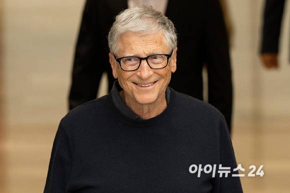 마이크로소프트(MS) 창업자인 빌 게이츠 '빌 앤 멜린다 게이츠 재단' 공동이사장이 20일 오후 서울김포비즈니스항공센터(SGBAC)를 통해 입국하고 있다. [사진=곽영래 기자]