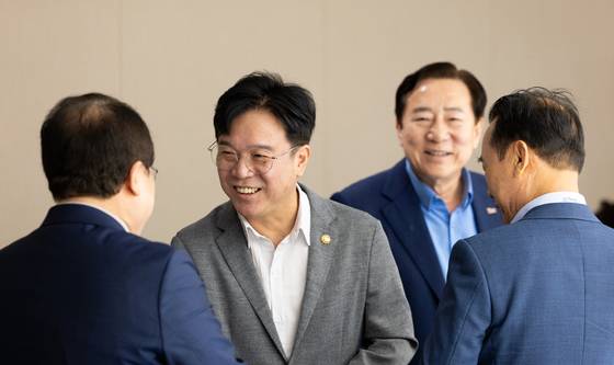김영훈 고용노동부 장관(왼쪽에서 두번째)이 19일 서울 중소기업중앙회에서 열린 노조법 개정 관련 간담회에서 인사를 하고 있다. [뉴스1]