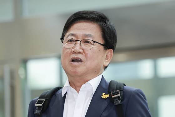 최교진 사회부총리 겸 교육부 장관 후보자가 지명 다음날인 지난 14일 인사청문회 준비 사무실로 출근하며 취재진 질문에 답하고 있다. 이후 심각한 과거 행적과 발언이 속속 드러났다. 연합뉴스