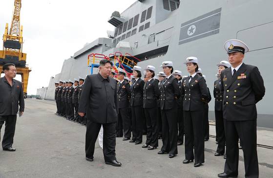 김정은 북한 국무위원장이 지난 18일 5000t급 신형 다목적 구축함 최현호를 방문해 함정의 무장체계 통합운영 시험과정과 해병들의 훈련·생활 상황을 파악하는 모습. [노동신문=뉴스1]