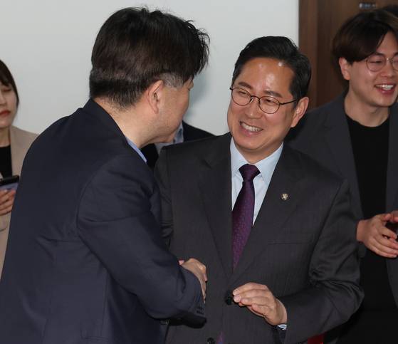 박수영 국민의힘 의원이 지난해 4월 25일 서울 여의도 국민의힘 중앙당사에서 여의도연구원 주최로 열린 '제22대 총선이 남긴 과제틀' 토론회에서 홍영림 전 여의도연구원장과 대화를 하고 있다. [뉴스1]