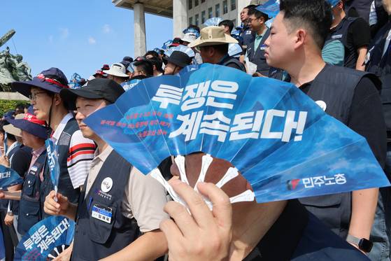 =주노총과 한국노총 조합원, 진보당, 사회민주당 등 정당 당원들이 지난달 28일 서울 여의도 국회 본청 앞에서 '노조법 2·3조 개정안 후퇴 저지 및 신속 통과 촉구' 기자회견을 하고 있다. 연합뉴스