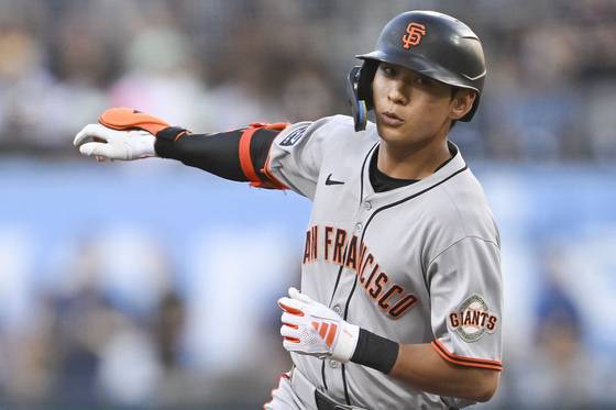 샌디에이고전에서 1회초 선두타자 홈런을 때려낸 뒤 그라운드를 도는 이정후. 로이터=연합뉴스