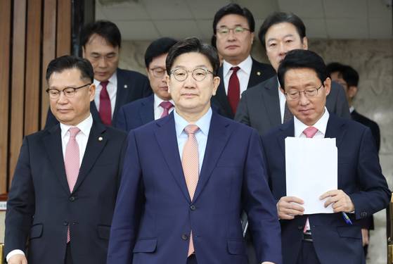 지난 3월 25일 권성동 당시 국민의힘 원내대표(가운데)가 국회에서 열린 원내대책회의에 입장하고 있다. 연합뉴스