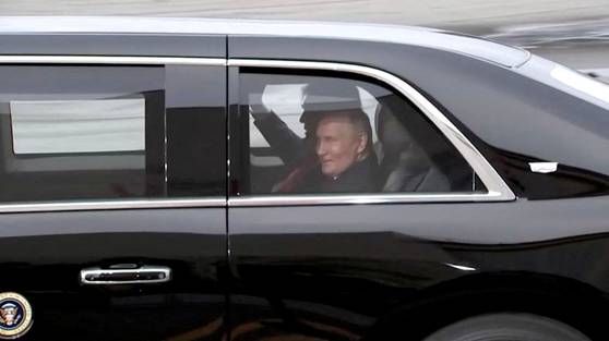 도널드 트럼프 미국 대통령과 블라디미르 푸틴 러시아 대통령이 지난 15일 미국 알래스카 엘멘도르프-리차드슨 합동기지에서 열린 정상회담에 앞서 트럼프 대통령의 전용차량에 나란히 탑승해 회담장으로 이동하고 있다. 로이터=연합뉴스