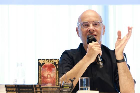 『키메라의 땅』은 핵전쟁 이후의 디스토피아적 미래를 배경으로, 새로운 지구 지배 종족인 '키메라'의 등장과 다양한 종족과의 갈등 속 인류의 운명에 질문을 던지는 이야기를 그렸다. 뉴스1