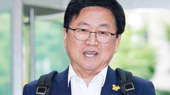 지난 14일 서울 영등포구 여의도 한국교육시설안전원에 마련된 인사청문회 사무실에서 최교진 교육부 장관 후보자가 취재진 질문에 답하고 있다. 뉴스1