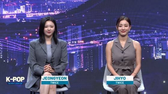 트와이스 정연과 지효는 "10년동안 일 열심히 해오면서 지금처럼 에너지있는 모습으로 팬들을 만나고 싶다"고 바랐다. 사진 아리랑국제방송
