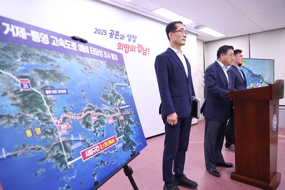 박명균(오른쪽 두번째) 경남도 행정부지사가 20일 경남도청 브리핑룸에서 '거제~통영 고속도로'의 기획재정부 예비타당성조사 통과를 설명하고 있다. 사진 경남도