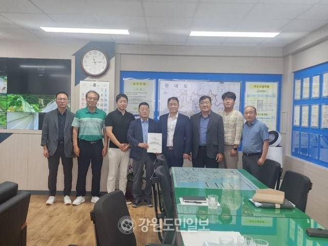 ▲ (사)평창읍번영회는 19일 군 건설과, 평창읍사무소 관계자와 함께 정선국토관리사무소(소장 최준원)를 방문, 평창읍지역 도로에 대한 개량과 정비사업을 추진해 줄 것을 건의했다. 신현태.