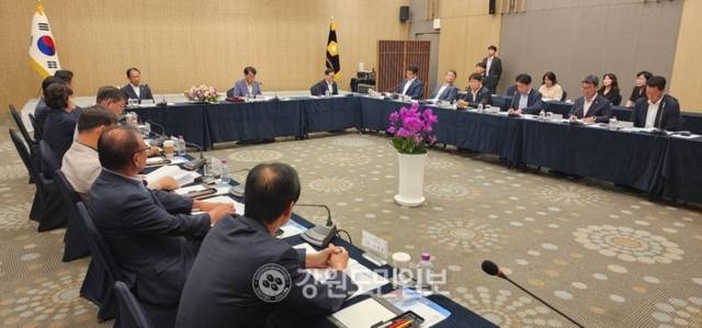 ▲ 강원특별자치도시군의회의장협의회(회장 최익순 강릉시의장)는 20일 인제스피디움호텔 그랜드볼룸홀에서 제255차 월례회를 갖고 ‘동해안 나잠어업 분쟁 해소를 위한 건의문’을 채택했다. 이동명 기자