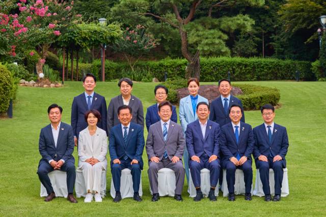 ▲ 이재명 대통령이 20일 서울 한남동 관저에서 더불어민주당 정청래 대표, 김병기 원내대표 등 지도부와 만찬 전 기념 촬영을 하고 있다. 대통령실 제공