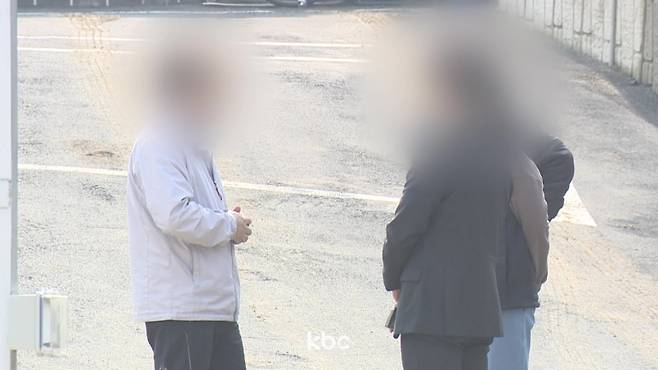 ▲ KBC 취재진과 만나 인터뷰하는 영암 돼지농장 업주&nbsp;
