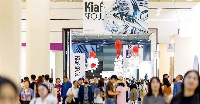 지난해 9월 4일 서울 삼성동 코엑스에서 개막한 ‘한국국제아트페어(KIAF) 2024’ 전경. 극심한 미술 시장 불황에도 KIAF-프리즈는 매년 7만~8만 명 선의 관람객을 기록하고 있다.  한국화랑협회 제공