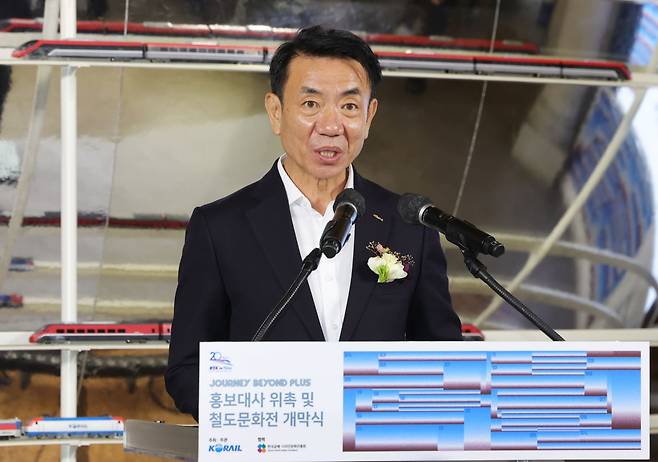 한문희 한국철도공사 사장이 28일 서울 중구 문화역284에서 열린 'KTX 개통 20주년 기념 철도문화전'에서 인사말을 하고 있다. / 20240328 임대철 기자