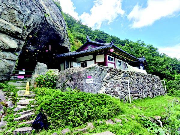 해발 약 1060ｍ에 자리한 문수암과 천인굴.