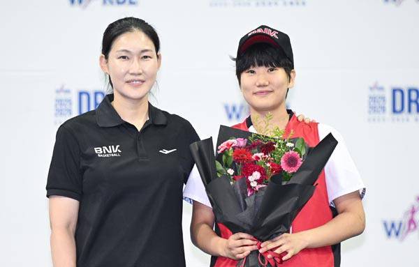 박정은(왼쪽) 감독과 이원정.  WKBL 제공
