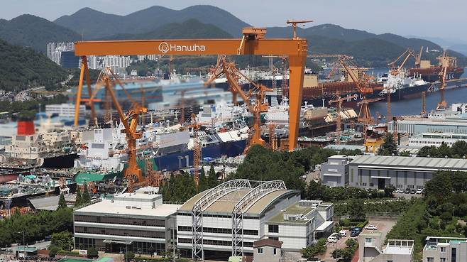 A large crane is seen at Hanwha Ocean’s Geoje shipyard in Geoje, South Gyeongsang on July 31, the day Korea and the United States reached a trade deal centered on lowering tariffs on exports to the United States and boosting investment in the shipbuilding industry. [NEWS1]