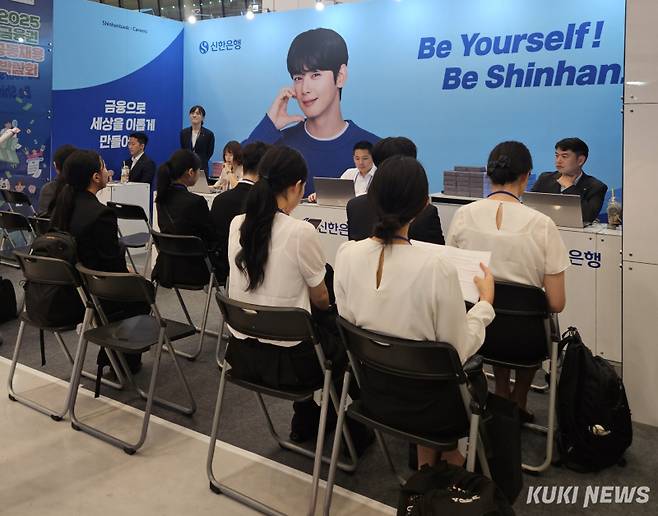 20일 금융권 공동 채용 박람회 내 현장 면접을 진행하고 있는 은행 부스 모습. 최은희 기자