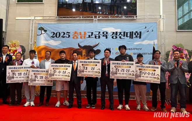 충남도와 충남세종농협이 주관한 '2025년 충남 한우·돼지 고급육 경진대회’가 지난 19일 천안에 위치한 대전충남양돈농협 포크빌축산물공판장에서 열렸다.&nbsp;
