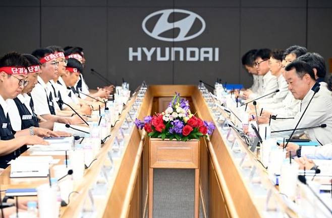 현대자동차 노사가 지난 6월 18일 울산공장에서 '2025년 임금 및 단체협약' 상견례를 하고 있다. 사진=연합뉴스
