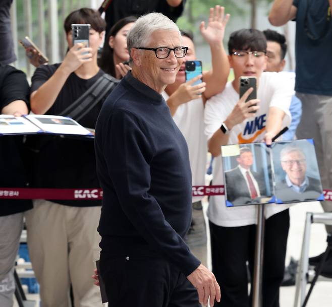 마이크로소프트 창업자이자 ‘빌 앤드 멀린다 게이츠 재단’ 이사장인 빌 게이츠가 20일 오후 서울김포비즈니스항공센터를 통해 입국하고 있다. 연합뉴스&nbsp;